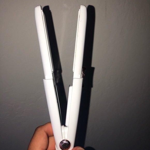 T3 Compact Styling Iron - Picture 4 of 5